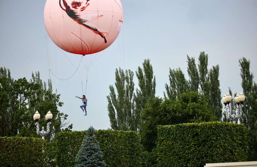 Фестиваль воздушных гимнастов "Трапеция" прошел на ВДНХ 30 фото