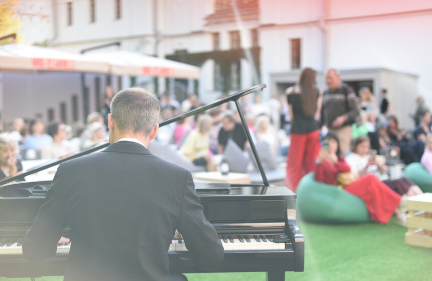 Фестиваль "Театральный бульвар" открыл площадку "Зеленый дворик" у театра "Современник" 4 фото