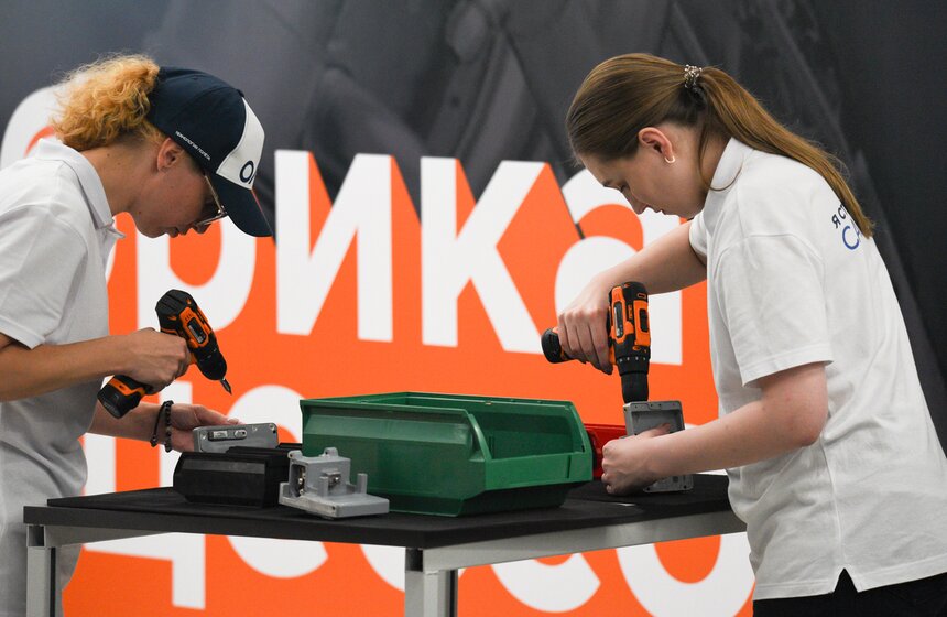 "Ростех" отметил лучших специалистов на чемпионате "Время первых" 9 фото