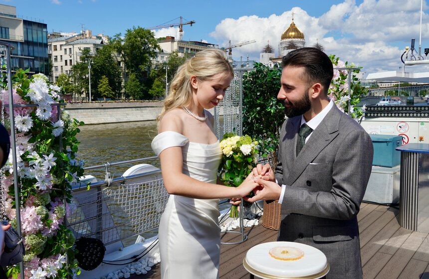Церемония бракосочетания прошла во время круиза по Москве-реке 8 фото