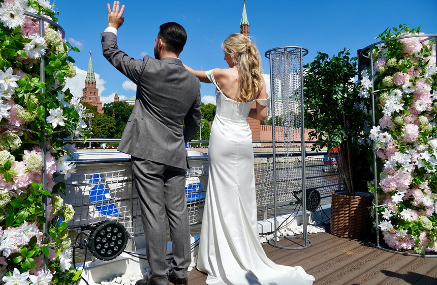Церемония бракосочетания прошла во время круиза по Москве-реке 15 фото