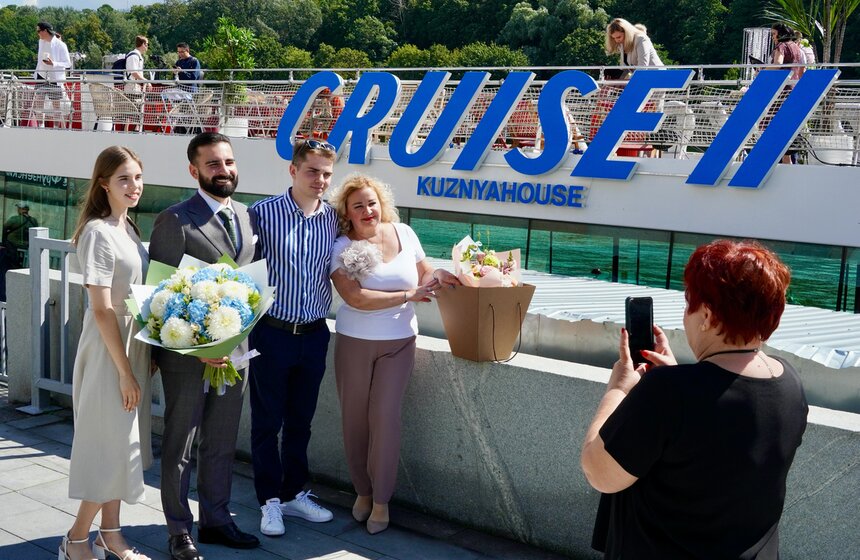 Церемония бракосочетания прошла во время круиза по Москве-реке 1 фото