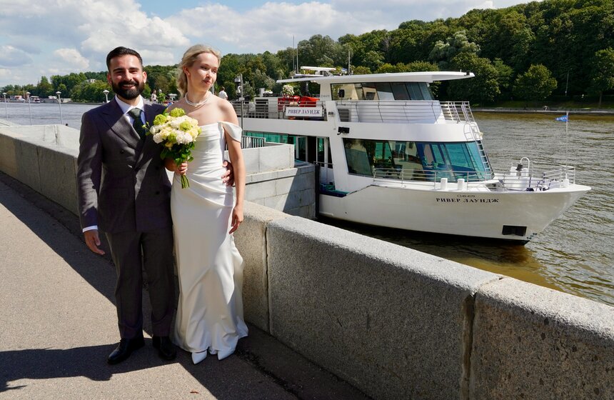 Церемония бракосочетания прошла во время круиза по Москве-реке 2 фото