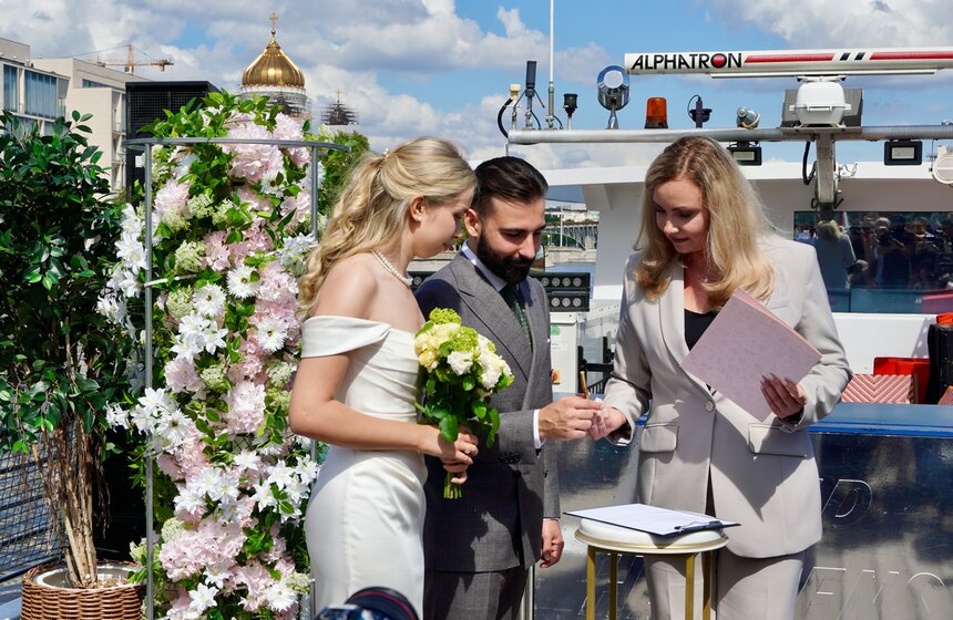 Церемония бракосочетания прошла во время круиза по Москве-реке 7 фото