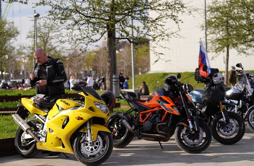 ВДНХ стала площадкой традиционного открытия мотосезона от клуба "Ночные волки" 20 фото