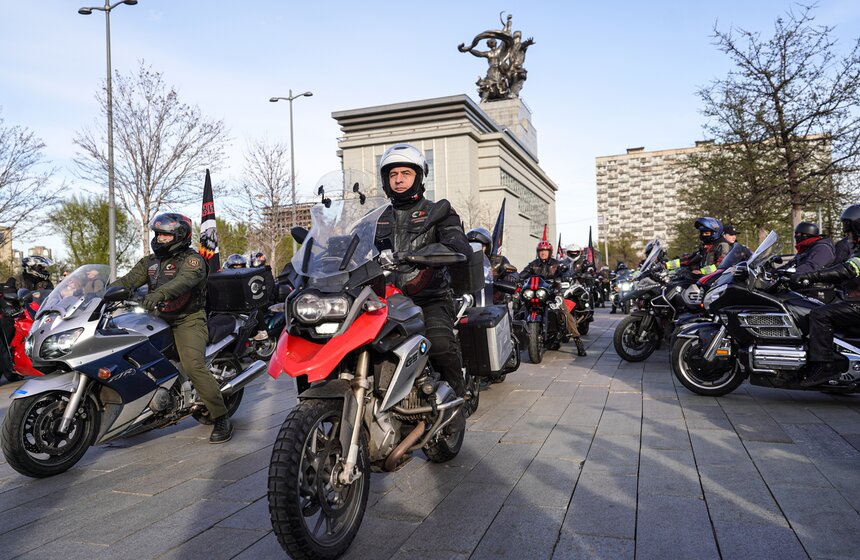 ВДНХ стала площадкой традиционного открытия мотосезона от клуба "Ночные волки" 2 фото