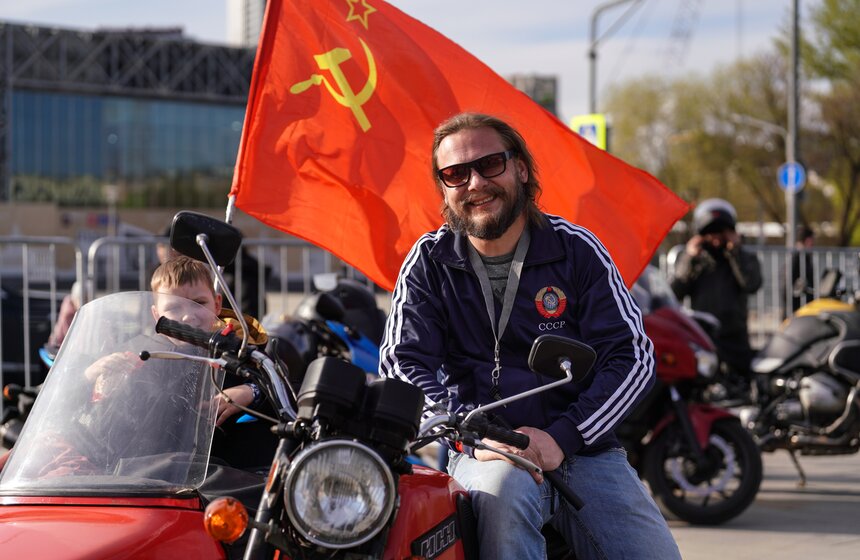 ВДНХ стала площадкой традиционного открытия мотосезона от клуба "Ночные волки" 26 фото