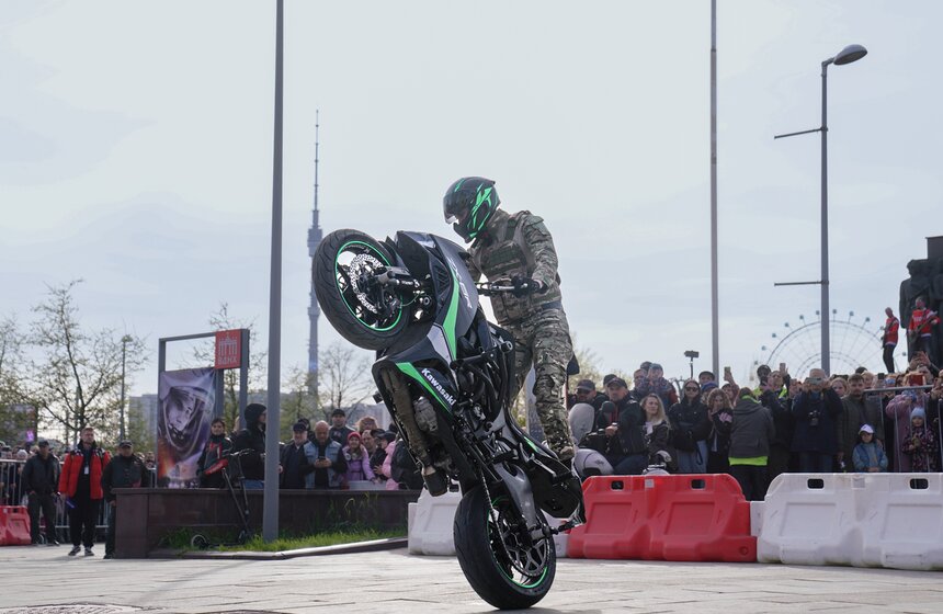 ВДНХ стала площадкой традиционного открытия мотосезона от клуба "Ночные волки" 14 фото