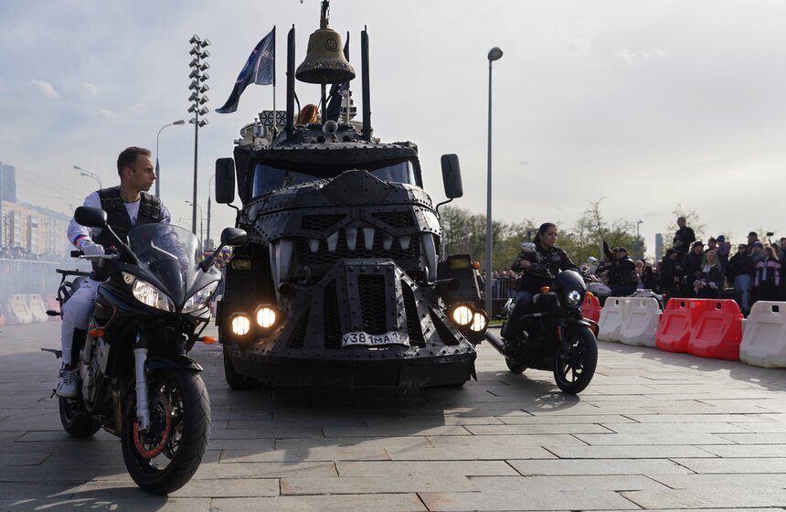 ВДНХ стала площадкой традиционного открытия мотосезона от клуба "Ночные волки" 10 фото