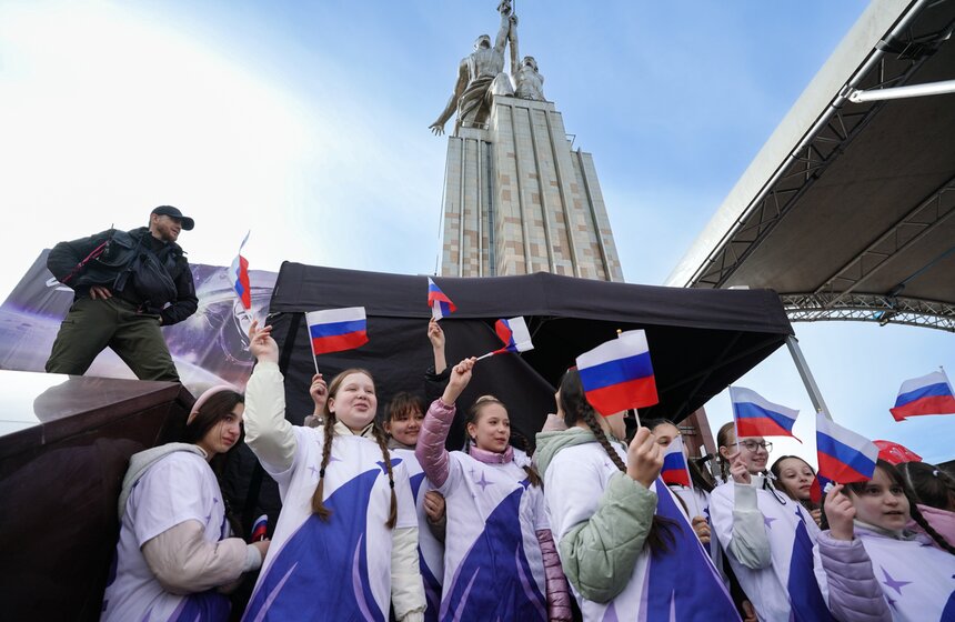 ВДНХ стала площадкой традиционного открытия мотосезона от клуба "Ночные волки" 19 фото