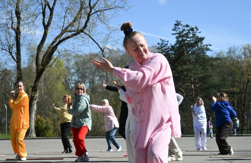 На ВДНХ отметили Всемирный день тайцзицюань и цигуна 3 фото