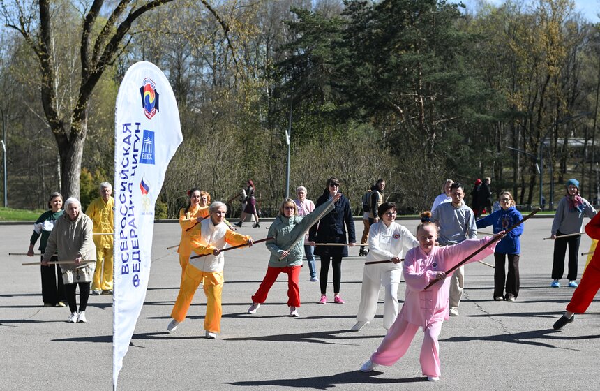 На ВДНХ отметили Всемирный день тайцзицюань и цигуна 4 фото