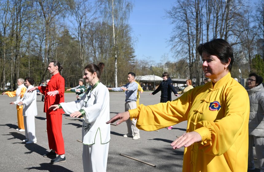 На ВДНХ отметили Всемирный день тайцзицюань и цигуна 11 фото