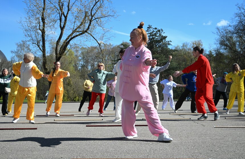 На ВДНХ отметили Всемирный день тайцзицюань и цигуна 14 фото