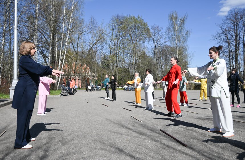 На ВДНХ отметили Всемирный день тайцзицюань и цигуна 10 фото