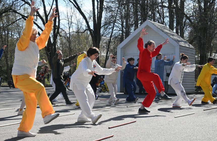 На ВДНХ отметили Всемирный день тайцзицюань и цигуна 13 фото
