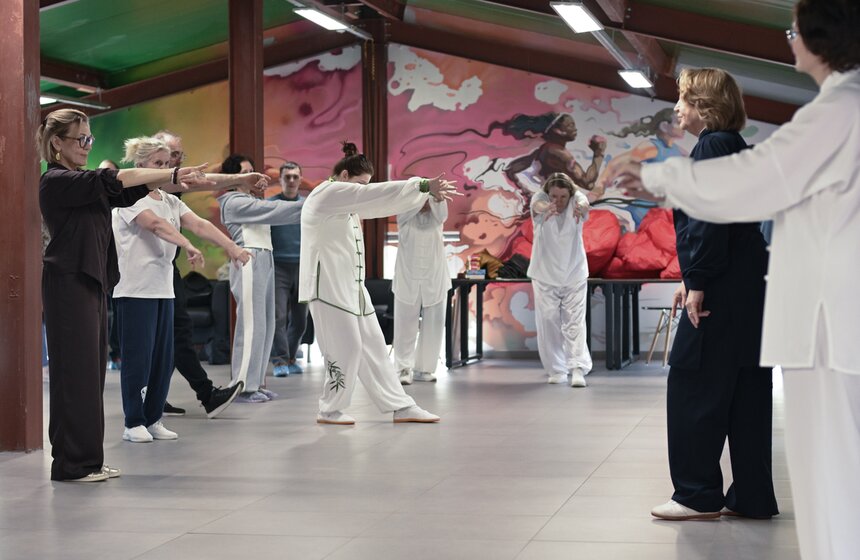 На ВДНХ отметили Всемирный день тайцзицюань и цигуна 17 фото