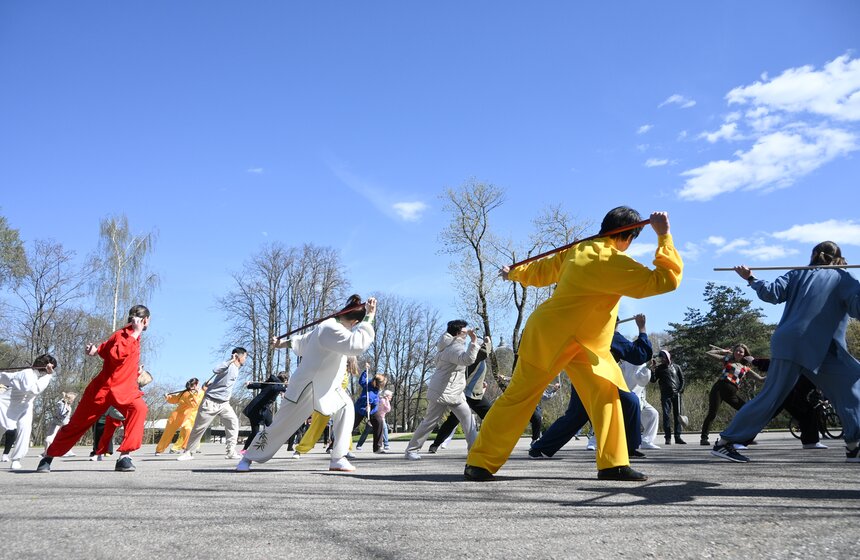 На ВДНХ отметили Всемирный день тайцзицюань и цигуна 5 фото