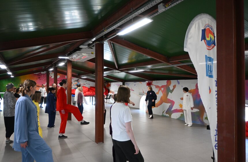 На ВДНХ отметили Всемирный день тайцзицюань и цигуна 15 фото