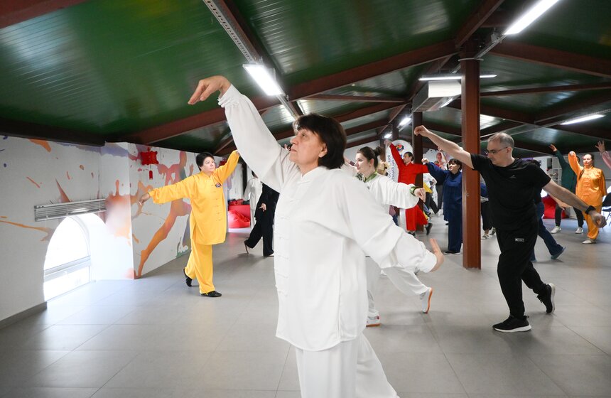 На ВДНХ отметили Всемирный день тайцзицюань и цигуна 18 фото