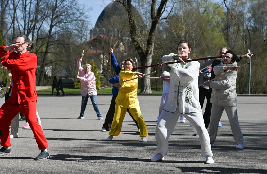 На ВДНХ отметили Всемирный день тайцзицюань и цигуна 8 фото