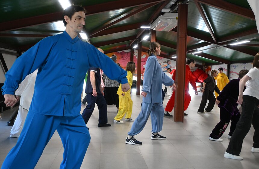 На ВДНХ отметили Всемирный день тайцзицюань и цигуна 16 фото