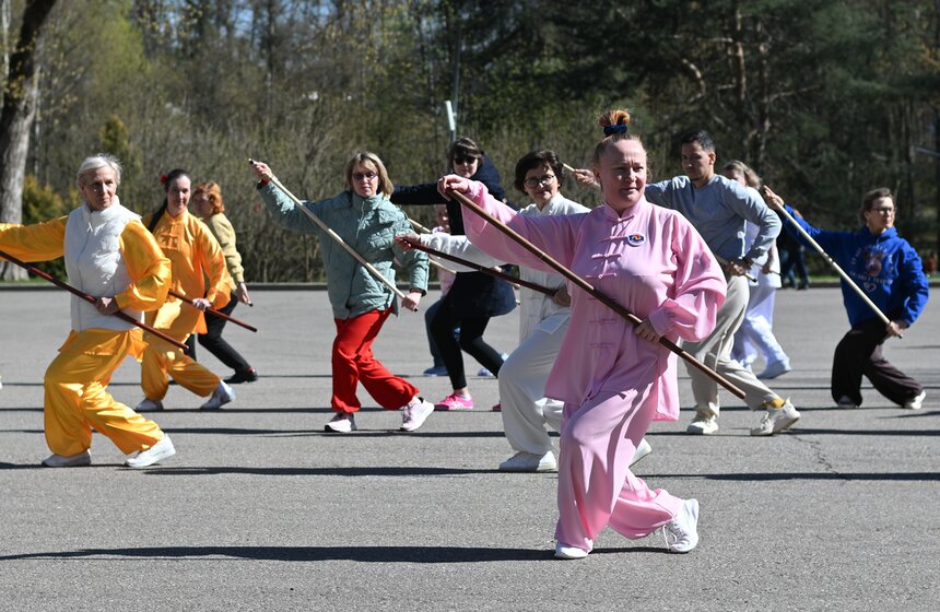 На ВДНХ отметили Всемирный день тайцзицюань и цигуна 6 фото