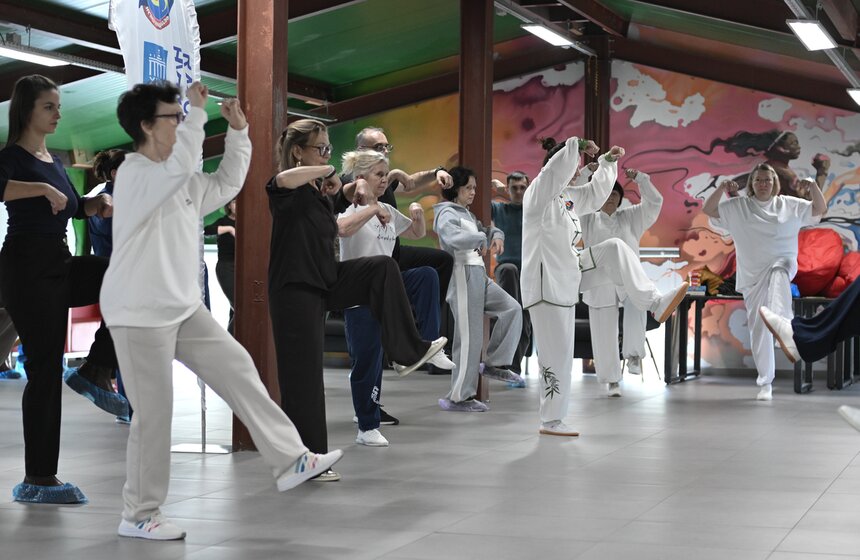 На ВДНХ отметили Всемирный день тайцзицюань и цигуна 19 фото