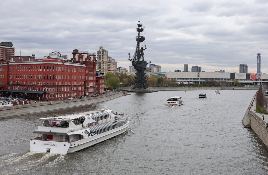 Масштабный парад судов состоялся в Москве к открытию летней речной навигации 3 фото