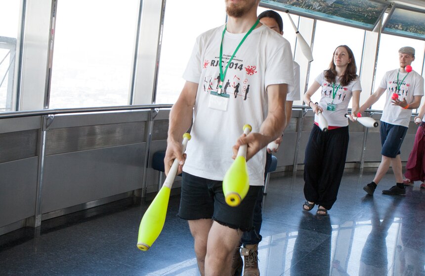 На смотровой площадке Останкинской башни выступили жонглеры 2 фото