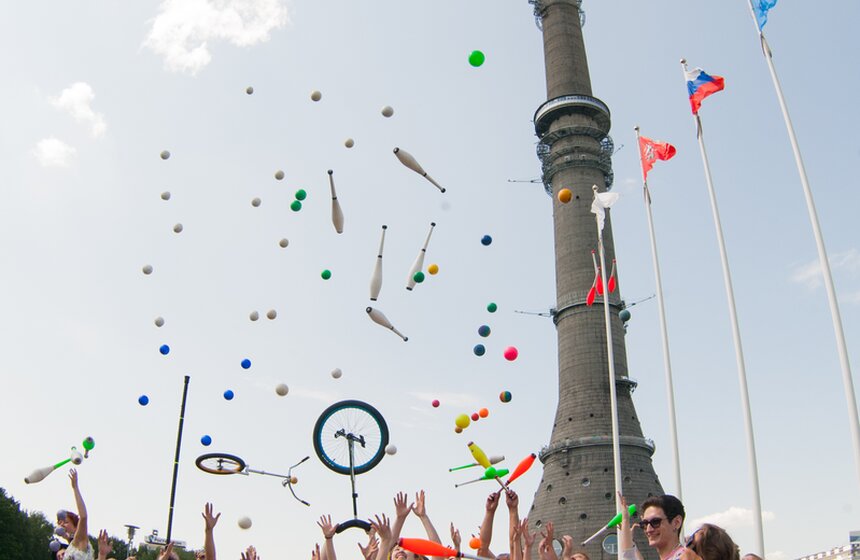 На смотровой площадке Останкинской башни выступили жонглеры 1 фото