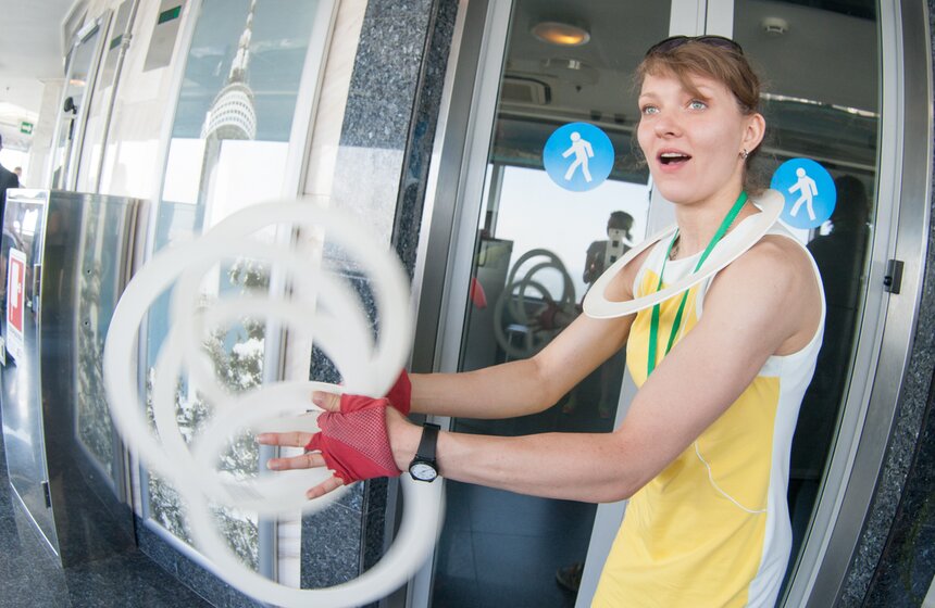 На смотровой площадке Останкинской башни выступили жонглеры 9 фото