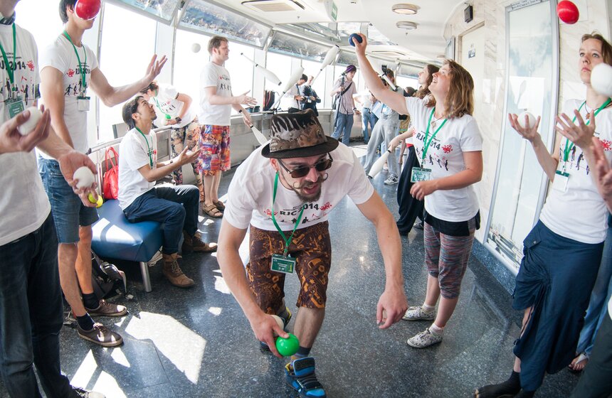 На смотровой площадке Останкинской башни выступили жонглеры 4 фото