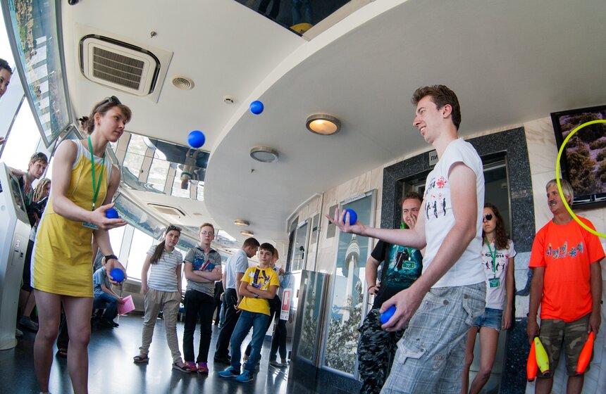 На смотровой площадке Останкинской башни выступили жонглеры 12 фото