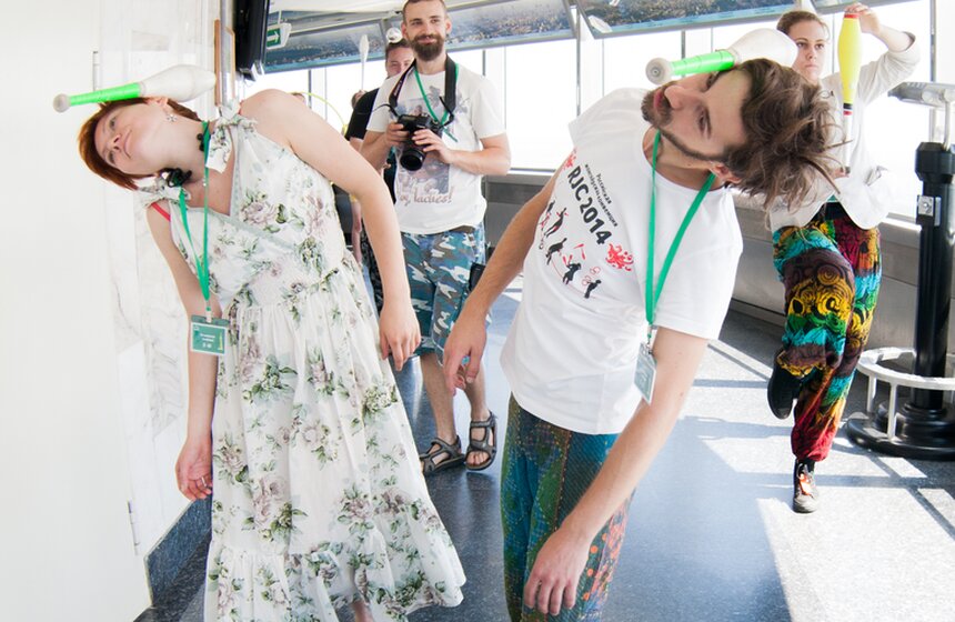 На смотровой площадке Останкинской башни выступили жонглеры 13 фото