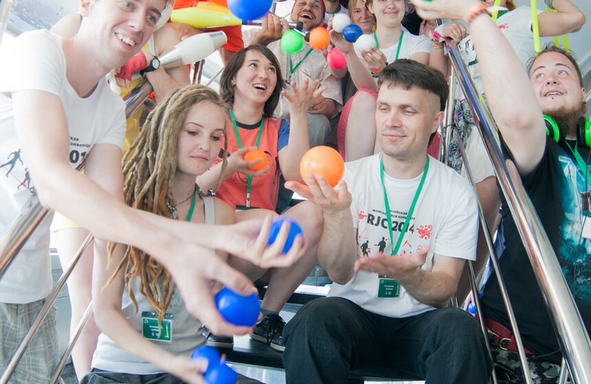 На смотровой площадке Останкинской башни выступили жонглеры 16 фото