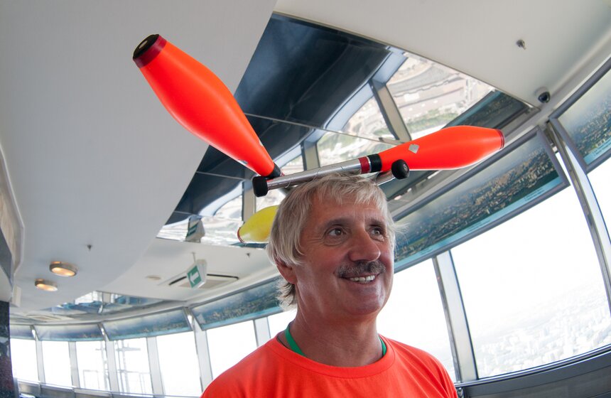 На смотровой площадке Останкинской башни выступили жонглеры 15 фото