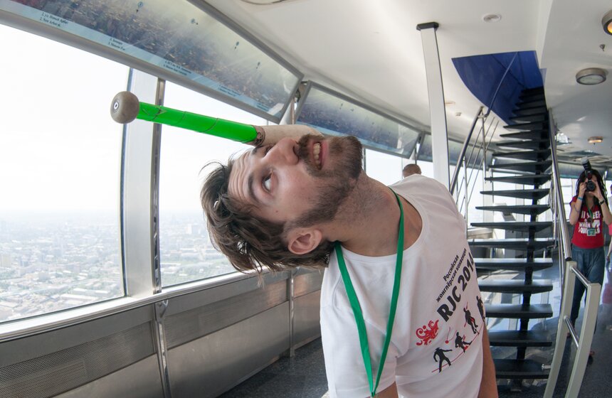 На смотровой площадке Останкинской башни выступили жонглеры 14 фото