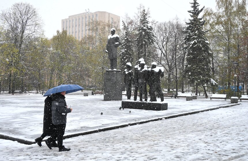 Апрельский снегопад накрыл Москву 7 фото