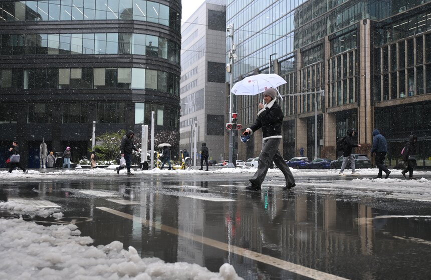 Апрельский снегопад накрыл Москву 15 фото