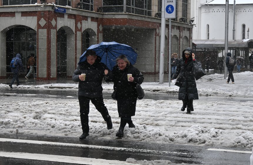 Апрельский снегопад накрыл Москву 11 фото