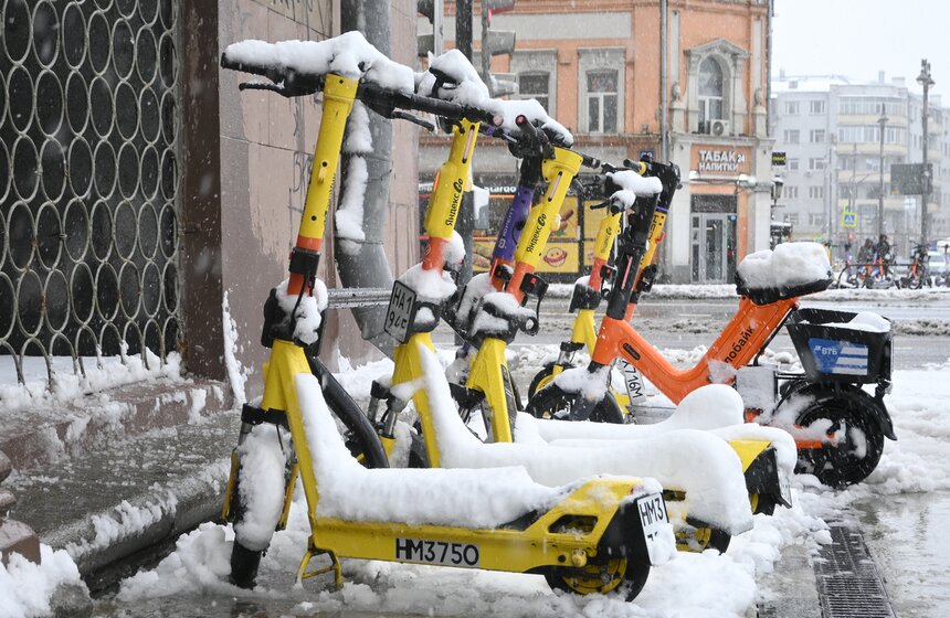 Апрельский снегопад накрыл Москву 8 фото