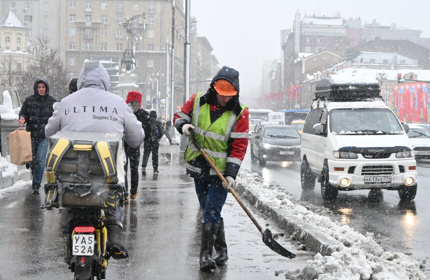 Апрельский снегопад накрыл Москву 6 фото