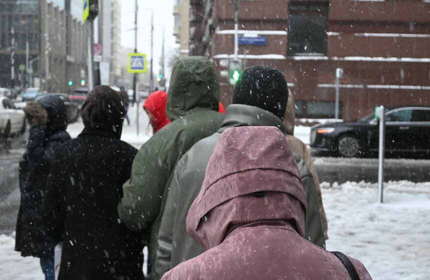 Апрельский снегопад накрыл Москву 10 фото