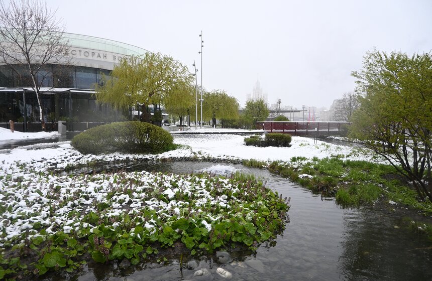 Апрельский снегопад накрыл Москву 18 фото