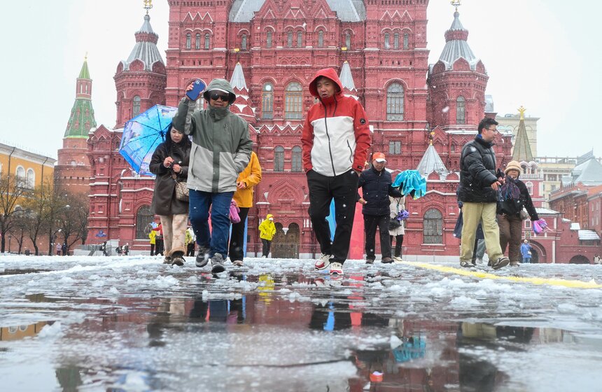 Апрельский снегопад накрыл Москву 21 фото