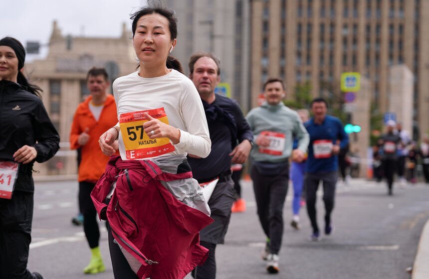 Более 23 тысяч человек приняли участие в Московском полумарафоне 19 фото
