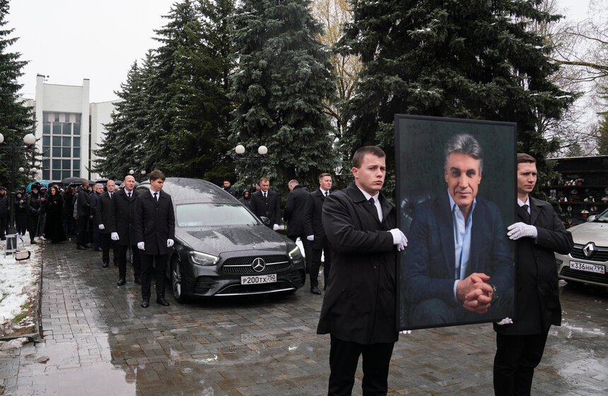 Журналиста Алексея Пиманова похоронили на Троекуровском кладбище 36 фото