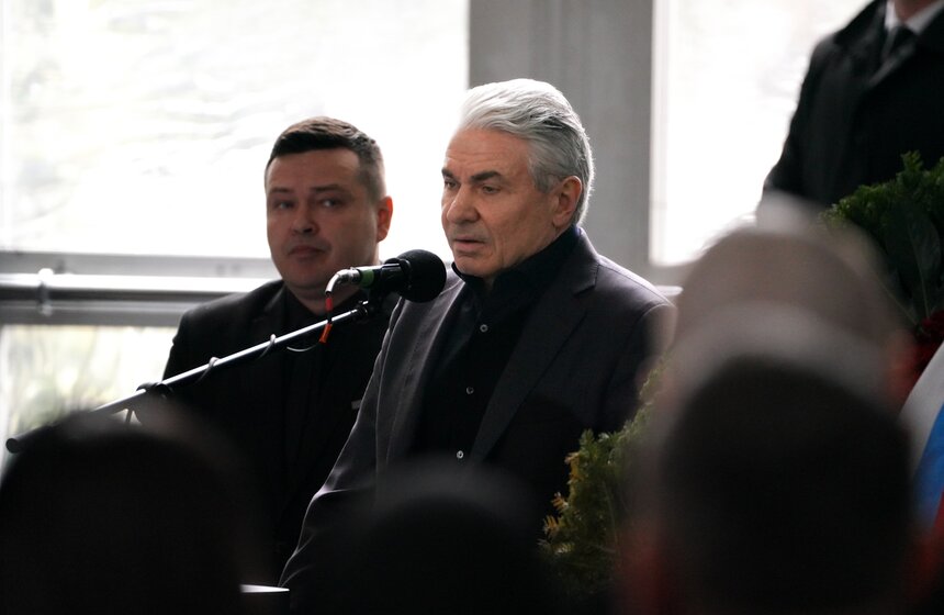 Журналиста Алексея Пиманова похоронили на Троекуровском кладбище 17 фото