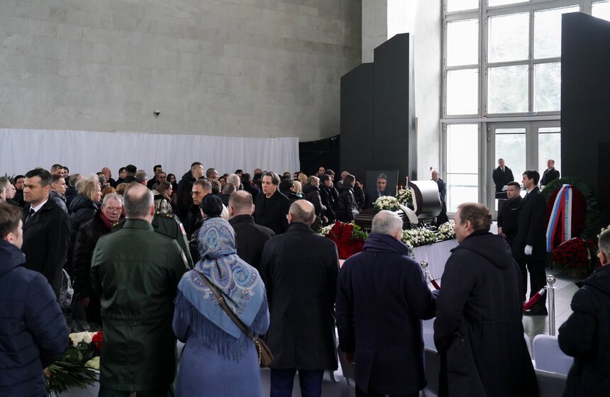 Журналиста Алексея Пиманова похоронили на Троекуровском кладбище 19 фото